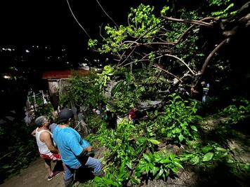 Fuertes lluvias dejan inundaciones, derrumbes y vehículos arrastrados en la Huasteca y Sierra