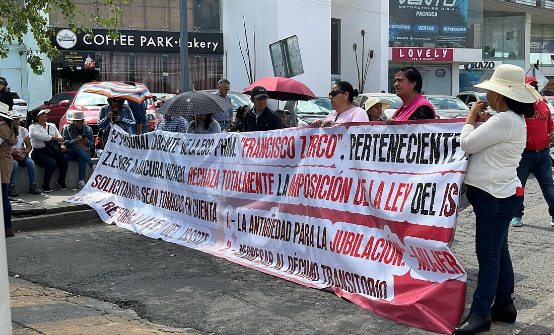 Alrededor de 120 docentes se manifestaron en el Congreso | Foto: Ricardo Calleja