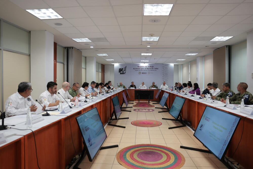 Claudia Sheinbaum este 2 de octubre de 2024, en Acapulco, Guerrero atendiendo daños por el huracán John. Foto: X @Claudiashein