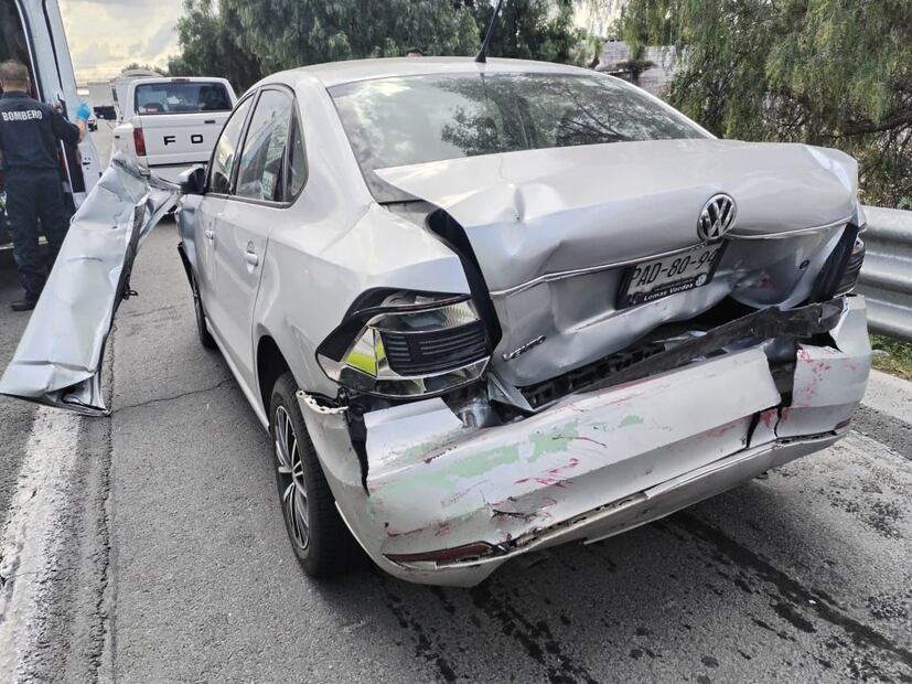 Carambola deja 5 vehículos destrozados en la México-Pachuca | Foto: Especial