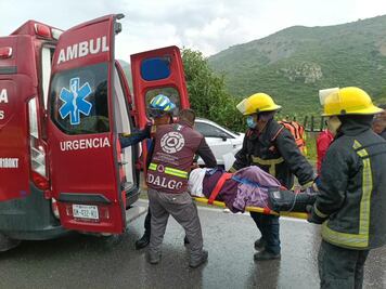 Auto cae a barranco en el Corredor de la Montaña; dos mujeres resultan lesionadas