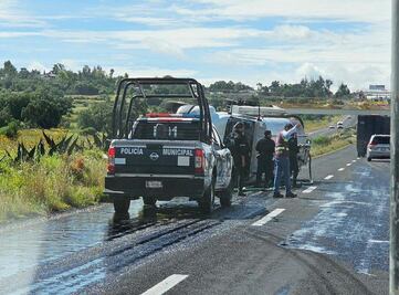 Vuelca pipa de agua en carretera Pachuca-Ciudad Sahagún; sin heridos