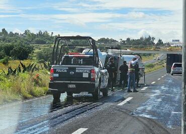 Vuelca pipa de agua en carretera Pachuca-Ciudad Sahagún; sin heridos