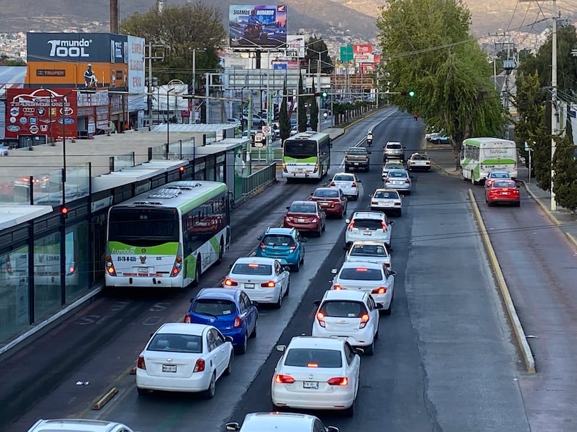 Aplicarán sanciones por invadir el carril exclusivo del Tuzobús en Pachuca | Foto: Luis Soriano
