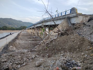 Habilitan acceso provisional en Xochiatipan tras daños por el huracán Priscila