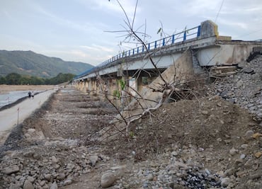 Habilitan acceso provisional en Xochiatipan tras daños por el huracán Priscila