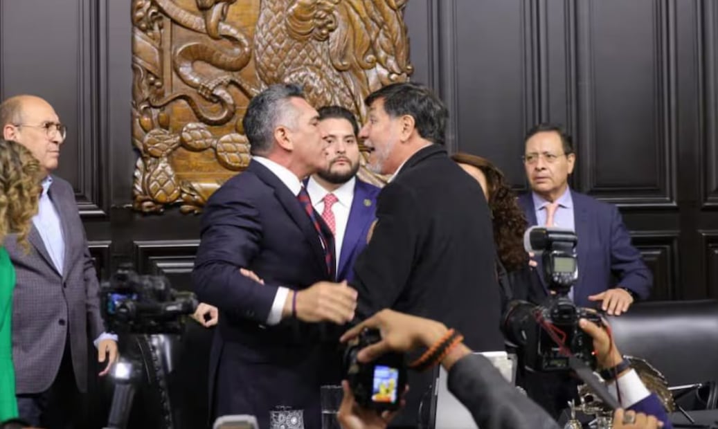 Con el himno de fondo, Alito Moreno y Noroña se agarran a golpes en el Senado; este es el video. Foto: Especial