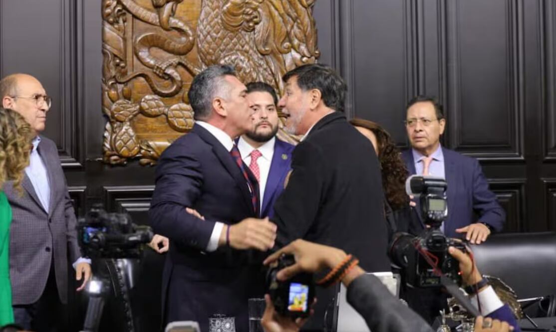 Con el himno de fondo, Alito Moreno y Noroña se agarran a golpes en el Senado; este es el video. Foto: Especial