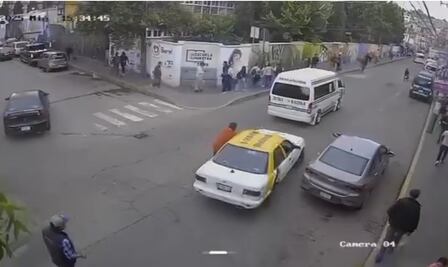 Supervisor de la Semot es arrastrado por taxi en operativo en Tulancingo