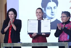Sheinbaum firma decreto para fortalecer la transparencia; contratos del gobierno estarán disponibles mensualmente, promete