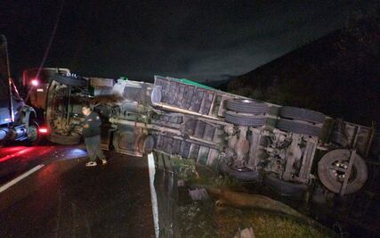 Vuelca camión cargado con jitomates sobre la autopista México-Tuxpan