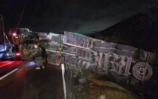 Vuelca camión cargado con jitomates sobre la autopista México-Tuxpan