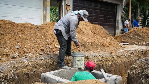 Inician obras de drenaje y agua tras rezago en colonia de Huejutla 