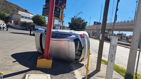 Vuelca auto sobre la Supervía Colosio