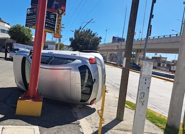 Vuelca auto sobre la Supervía Colosio