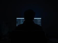 Reportan que el 8% de empleados ve contenido para adultos en equipos de trabajo en México; alertan riesgos de ciberseguridad 