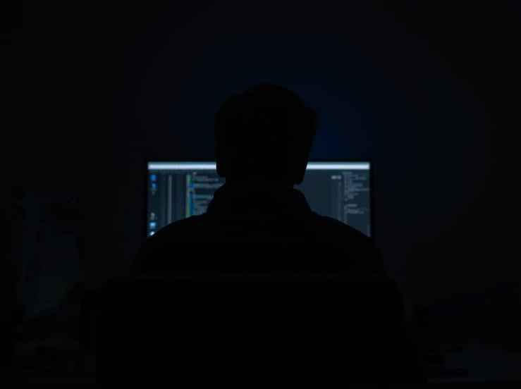 Reportan que el 8% de empleados ve contenido para adultos en equipos de trabajo en México; alertan riesgos de ciberseguridad 