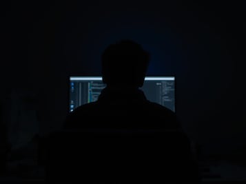 Reportan que el 8% de empleados ve contenido para adultos en equipos de trabajo en México; alertan riesgos de ciberseguridad