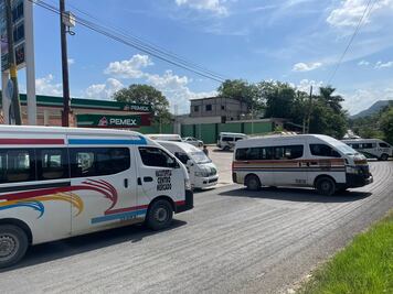 Transportistas bloquean la vía Huejutla San Felipe, exigen que trabajos de banquetas sean de noche 