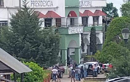 Privan de la libertad a funcionarios; exigen apoyo en dos comunidades afectadas por las lluvias