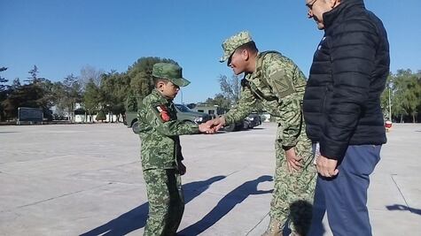 Niño con discapacidad cumple su sueño de ser soldado honorario por un día