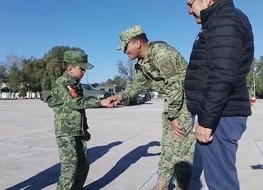 Niño con discapacidad cumple su sueño de ser soldado honorario por un día