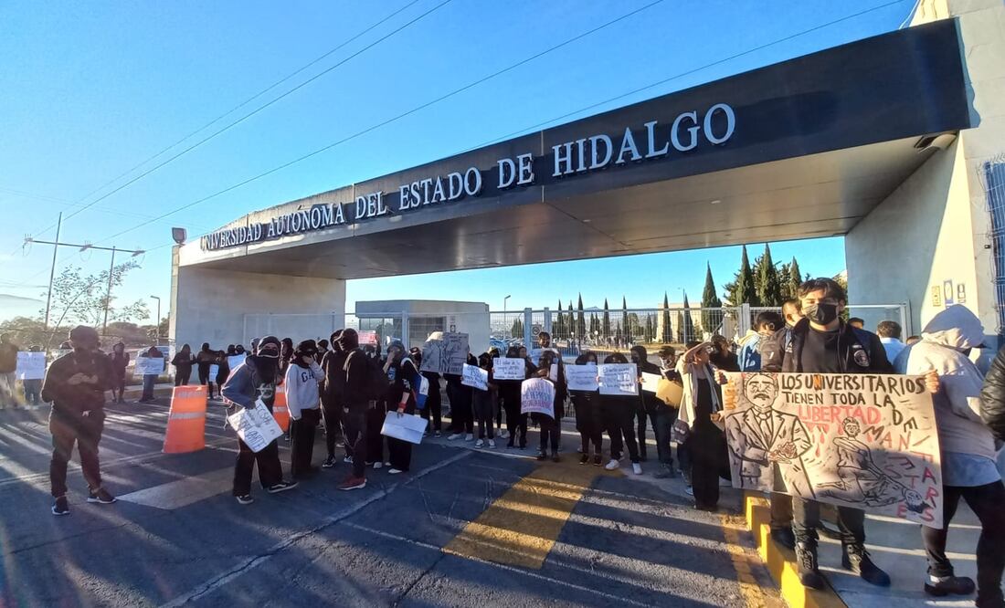 Los estudiantes continúan con la manifestación pacífica mientras que docentes de economía y ciencia política buscan ingresar Fotos: Miriam Avilés