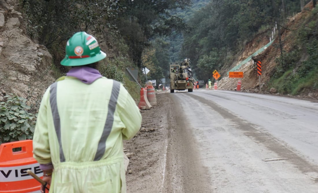 Evaristo "N", es el sexto trabajador fallecido en la obra de construcción de la carretera Real del Monte - Huasca en menos de un mes, se quedó dormido después de comer y el conductor de la retro excavadora, le pasó por encima.