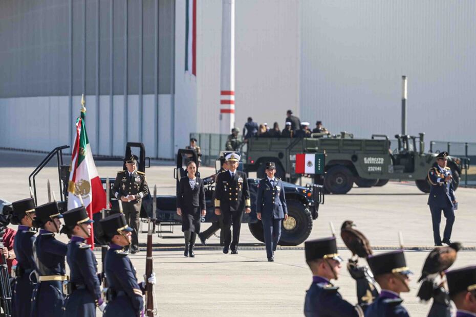 La presidenta Claudia Sheinbaum presidió la ceremonia de Aniversario 111 de la Fuerza Armada de México en la Base Aérea Militar No. 1 en Santa Lucia. Foto: Agencia EL UNIVERSAL/Gabriel Pano/SEFC.