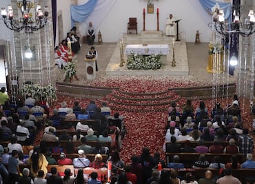 Una lluvia de fe y color en Mineral del Chico