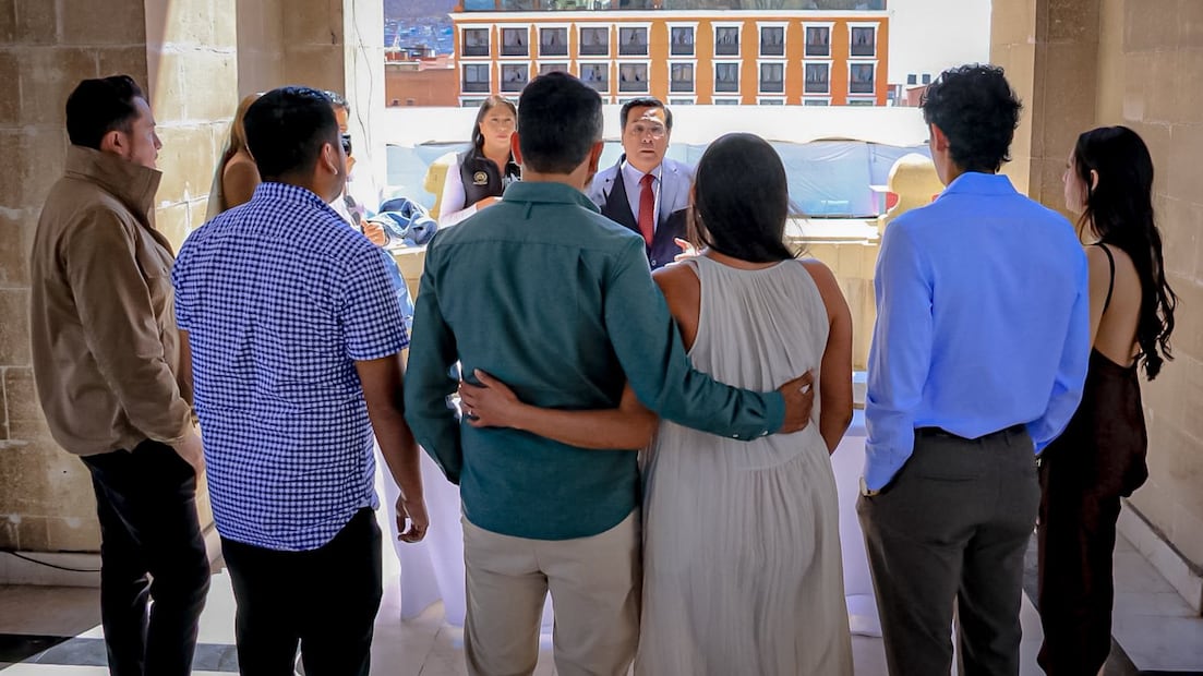 ¡Boda en el corazón de Pachuca! Pareja convierte el Reloj Monumental en escenario de su unión | Facebook: H. Ayuntamiento de Pachuca