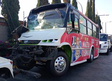 Autobús colisiona contra tráiler en la México-Pachuca y genera caos vial