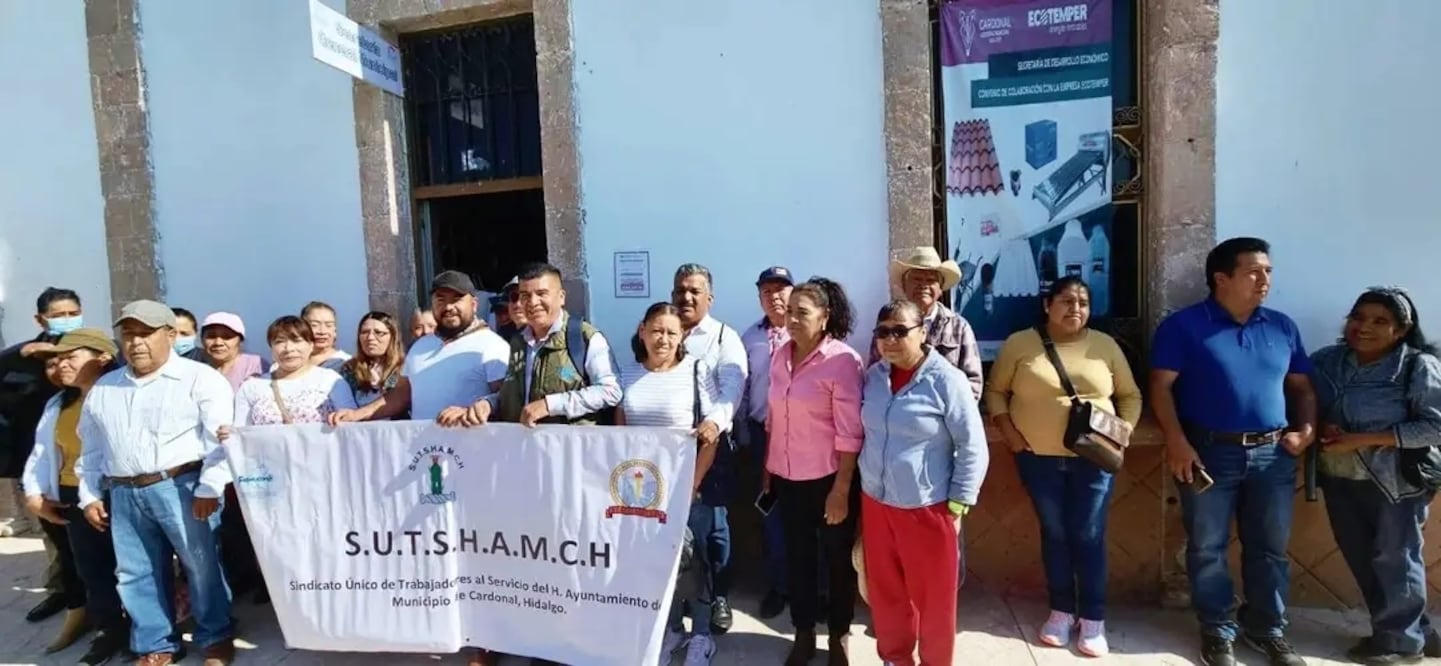 Integrantes del Sindicato Único de Trabajadores al Servicio del H. Ayuntamiento del Municipio de Cardonal se manifestaron este miércoles afuera del Palacio Municipal para solicitar apoyo de asistencia médica para Marcial Marcelo Ángeles Hernández