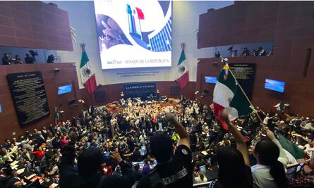 Tras portazo en el Senado, inician traslado de senadores de Morena a Xicotencatl