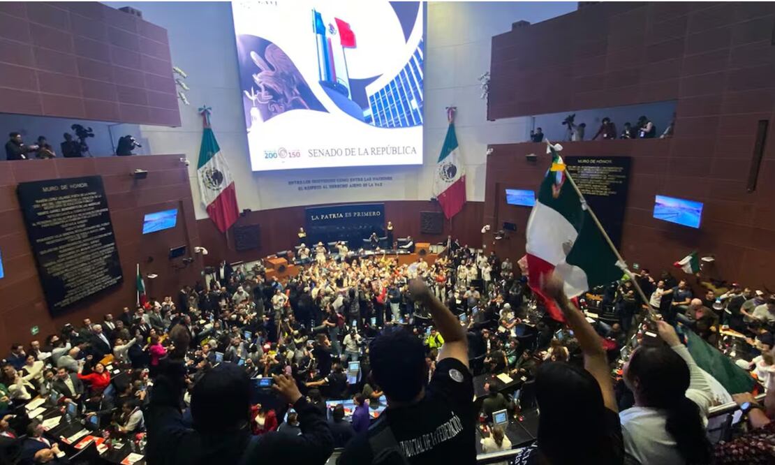 Manifestantes dan portazo en el pleno del Senado. Foto: Yaretzi Osnaya/EL UNIVERSAL