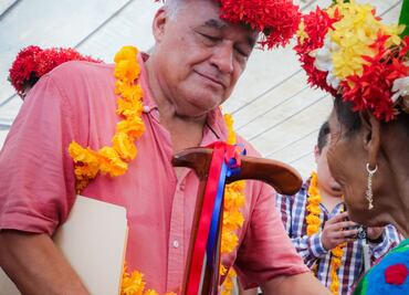 Entregan bastón de mando a partera de 92 años
