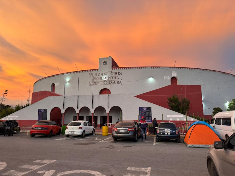 Inicia la fila para la venta de boletos del palenque de Pachuca 2025, donde un aproximado de cien personas ya se encuentra esperando que el día de mañana abran la taquilla de la plaza de toros para adquirir boletos para la edición del presente año I Foto: Javier Quezada