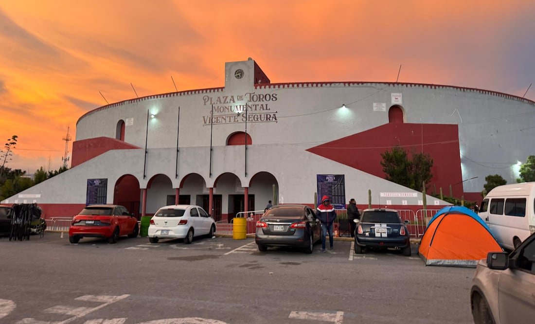 Inicia la fila para la venta de boletos del palenque de Pachuca 2025, donde un aproximado de cien personas ya se encuentra esperando que el día de mañana abran la taquilla de la plaza de toros para adquirir boletos para la edición del presente año I Foto: Javier Quezada