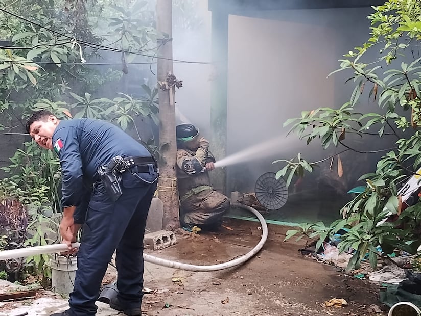 Bomberos de Huejutla atienden tres incendios durante el Xantolo por veladoras en altares | Foto: Francisco Bautista