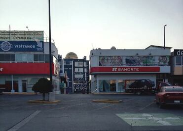 Vehículo se impacta contra sucursal de Banorte en Mineral de la Reforma