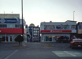 Vehículo se impacta contra sucursal de Banorte en Mineral de la Reforma