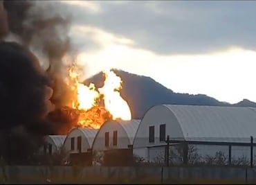 Explosión de toma clandestina en Tepeji consume tres naves industriales
