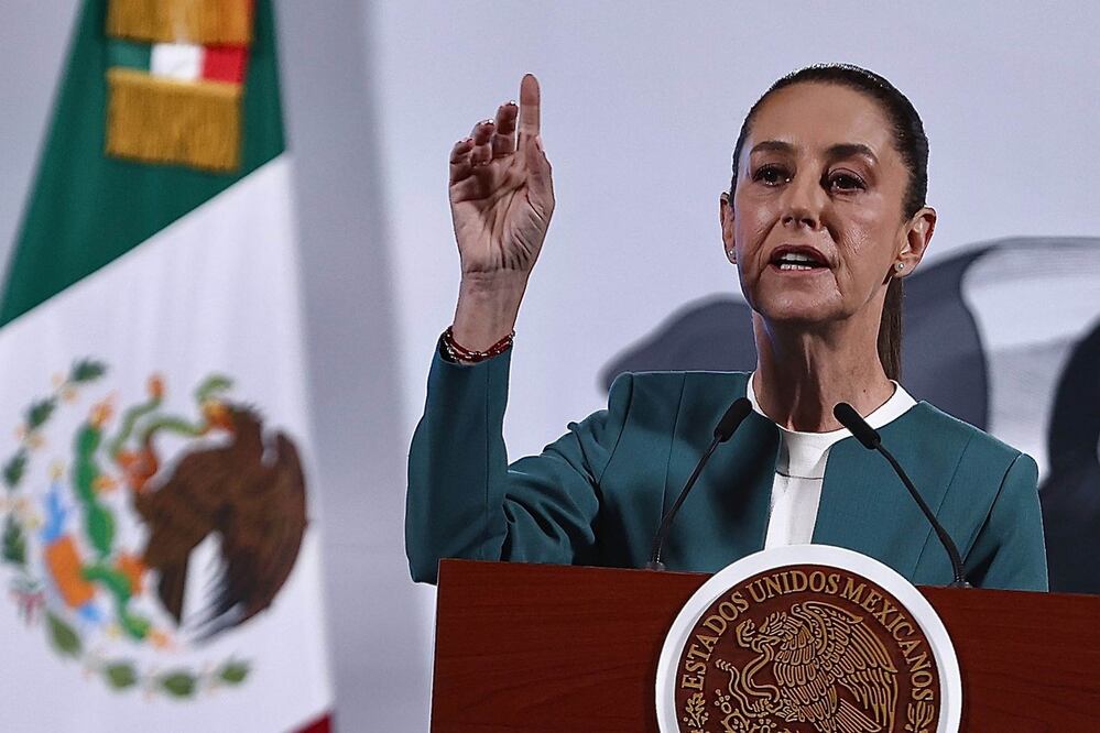 La presidenta de México, Claudia Sheinbaum, en su conferencia de este lunes 17 de marzo de 2025 en Palacio Nacional. Asisten: Iván Escalante, titular de Profeco, Ariadna Montiel, secretaria de Bienestar, Mario Delgado, secretario de la SEP. Foto: Agencia EL UNIVERSAL/Berenice Fregoso/LCG