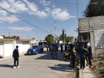 Padres y alumnos bloquean secundaria en Tizayuca por destitución de directora