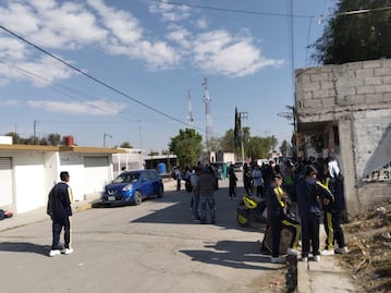Padres y alumnos bloquean secundaria en Tizayuca por destitución de directora