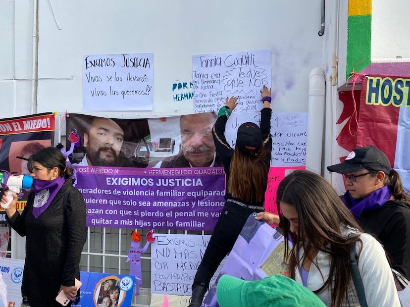 Por el 25N, mujeres protestaron de manera pacífica en las instalaciones de la Comisión de Derechos Humanos de Hidalgo, en avenida Juárez  I foto: Luis Soriano