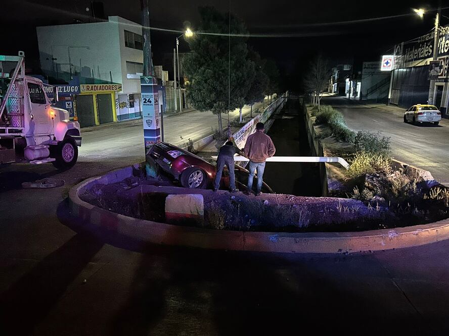 El conductor aseguró que el auto no le respondió al dar la vuelta y terminó en el drenaje Foto: Especial