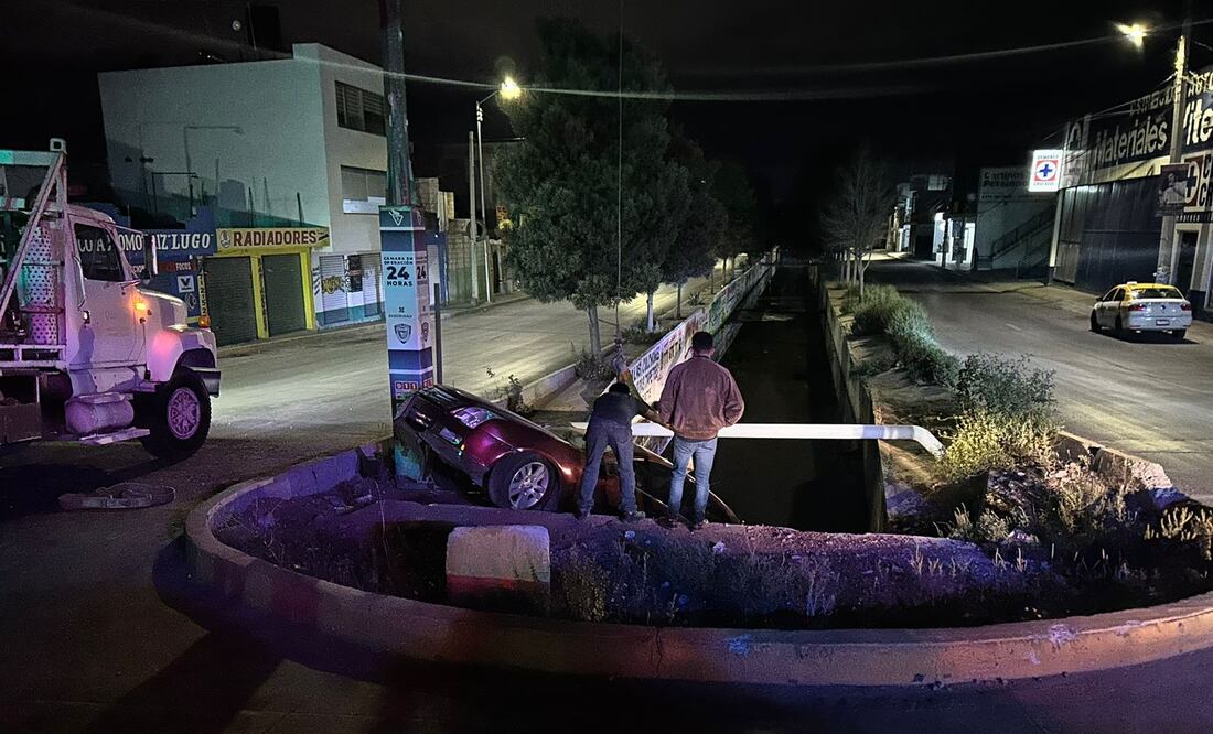 El conductor aseguró que el auto no le respondió al dar la vuelta y terminó en el drenaje Foto: Especial