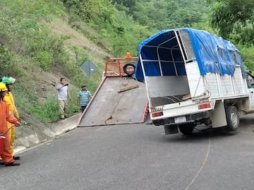 Denuncian peligro de viajar en transportes piratas