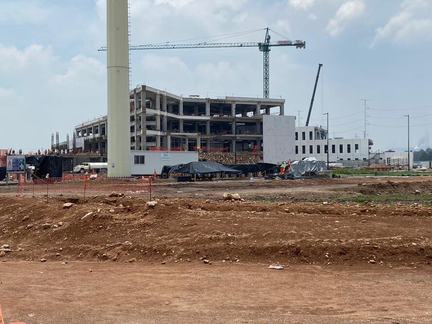 En la construcción se invierten más de 2 mil 168 millones de pesos informó Zoé Robledo, director general de IMSS | Foto: Giovanny Flores